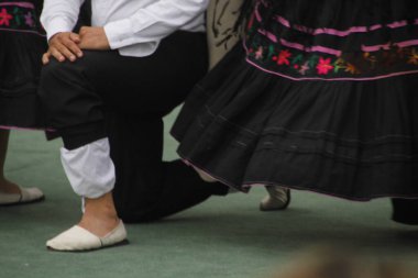 Kolombiya halk dansı gösterisi bir sokak festivalinde