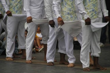 Kolombiya halk dansı gösterisi bir sokak festivalinde