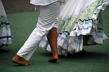 Kolombiya halk dansı gösterisi bir sokak festivalinde