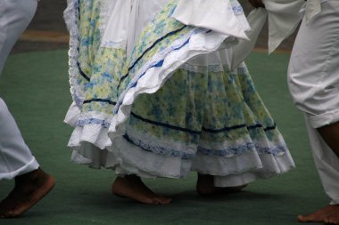 Kolombiya halk dansı gösterisi bir sokak festivalinde