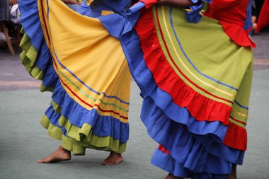 Kolombiya halk dansı gösterisi bir sokak festivalinde