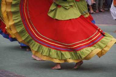 Kolombiya halk dansı gösterisi bir sokak festivalinde
