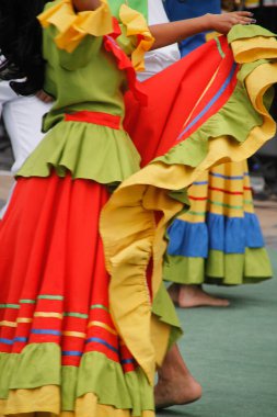 Kolombiya halk dansı gösterisi bir sokak festivalinde
