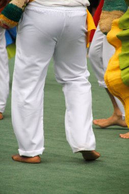 Kolombiya halk dansı gösterisi bir sokak festivalinde