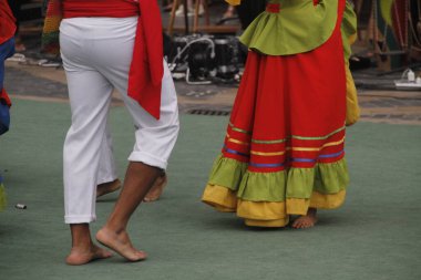 Kolombiya halk dansı gösterisi bir sokak festivalinde