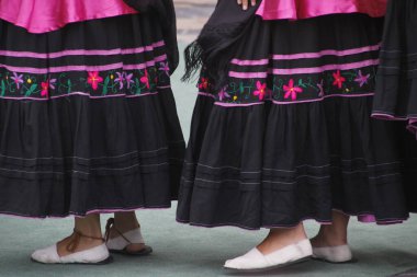 Kolombiya halk dansı gösterisi bir sokak festivalinde