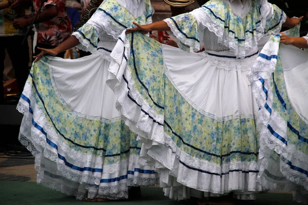 ストリートフェスティバルでのコロンビアの民俗舞踊公演 — ストック写真