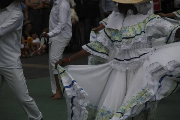 Colombiaanse Volksdansvoorstelling Een Straatfestival — Stockfoto