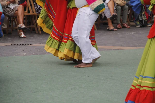 ストリートフェスティバルでのコロンビアの民俗舞踊公演 — ストック写真