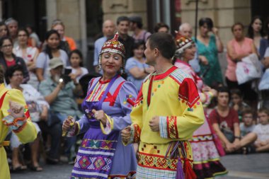 Rus halk dansları bir sokak festivalinde