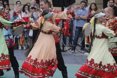 Rus halk dansları bir sokak festivalinde