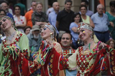 Rus halk dansları bir sokak festivalinde