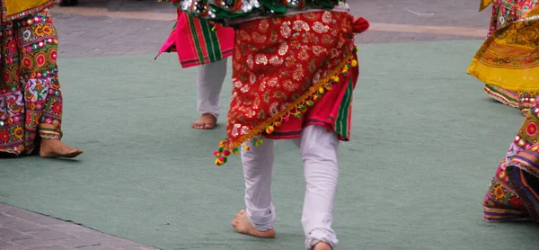 ストリートフェスティバルでインドの民俗舞踊 — ストック写真