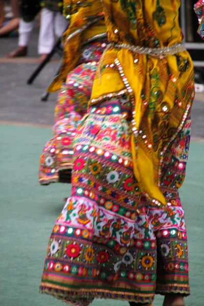 街头音乐节上的印度民间舞蹈 — 图库照片