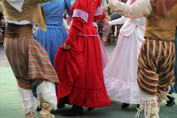 ストリートフェスティバルでのアルゼンチンの伝統舞踊 — ストック写真