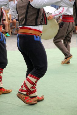 Makedon halk dansları bir sokak festivalinde