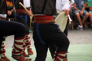 Makedon halk dansları bir sokak festivalinde