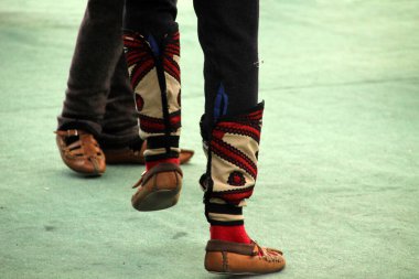 Makedon halk dansları bir sokak festivalinde