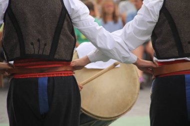 Makedon halk dansları bir sokak festivalinde