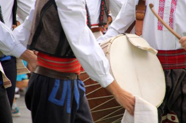 Makedon halk dansları bir sokak festivalinde