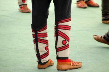 Makedon halk dansları bir sokak festivalinde