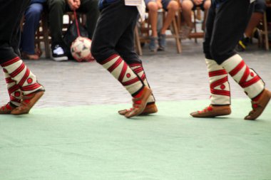 Makedon halk dansları bir sokak festivalinde