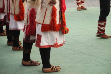 Makedon halk dansları bir sokak festivalinde