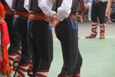 Makedon halk dansları bir sokak festivalinde