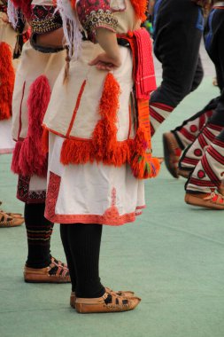 Makedon halk dansları bir sokak festivalinde