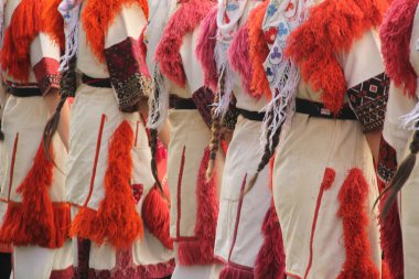 Makedon halk dansları bir sokak festivalinde