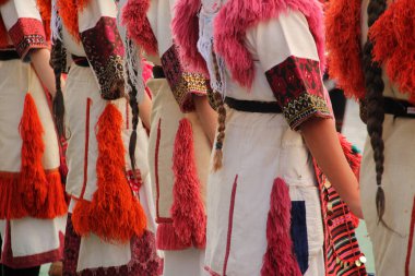 Makedon halk dansları bir sokak festivalinde