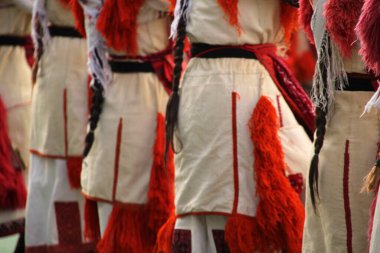 Makedon halk dansları bir sokak festivalinde