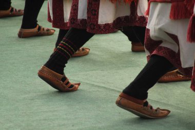 Makedon halk dansları bir sokak festivalinde