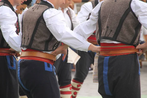 ストリートフェスティバルでマケドニアの民俗舞踊 — ストック写真
