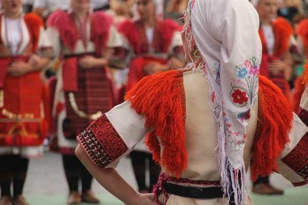 Makedon halk dansları bir sokak festivalinde