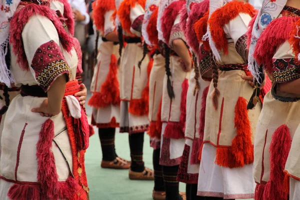 Makedon halk dansları bir sokak festivalinde