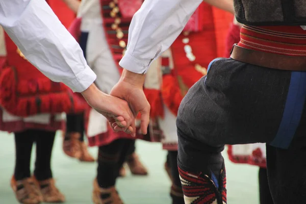 ストリートフェスティバルでマケドニアの民俗舞踊 — ストック写真