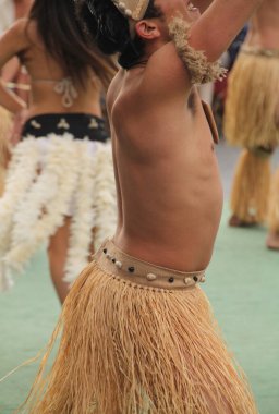 Güney Denizleri Halk Festivali 'nde dans ediyor