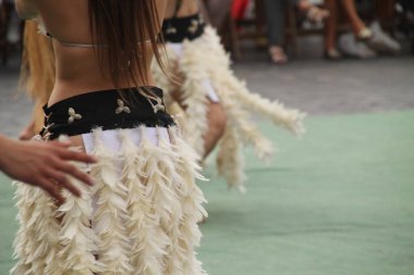 Güney Denizleri Halk Festivali 'nde dans ediyor