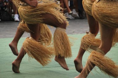 Güney Denizleri Halk Festivali 'nde dans ediyor