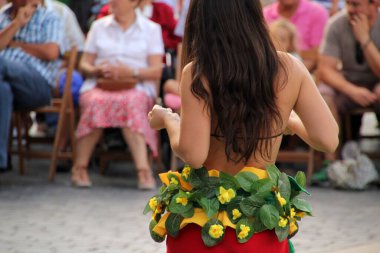 Güney Denizleri Halk Festivali 'nde dans ediyor