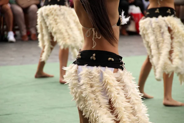 Disfraz de mujer bailarina oriental pluma de pavo real. fondo negro