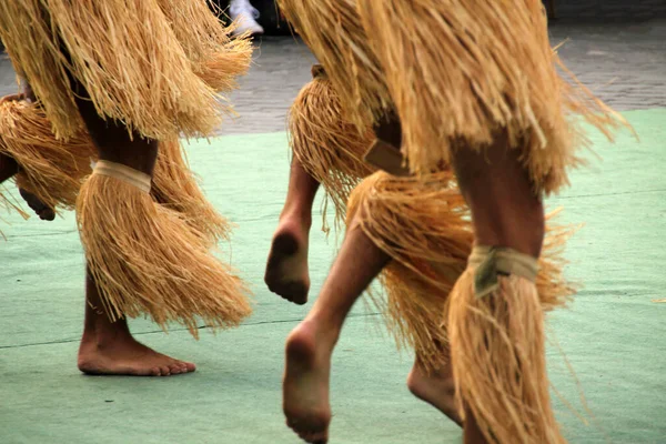 남태평양 사람들 거리의 축제에서 춤추는 — 스톡 사진