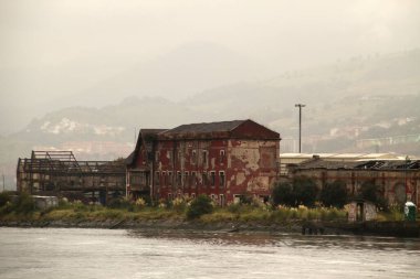 Bilbao yakınlarında terk edilmiş bir fabrika.