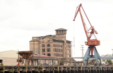 Bilbao yakınlarında terk edilmiş bir fabrika.