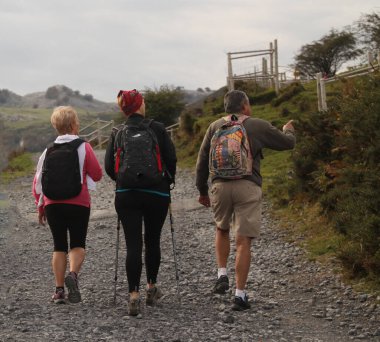 İnsanlar kırsalda yürüyüş yapıyor.