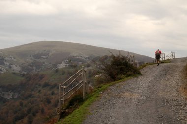 İnsanlar kırsalda yürüyüş yapıyor.