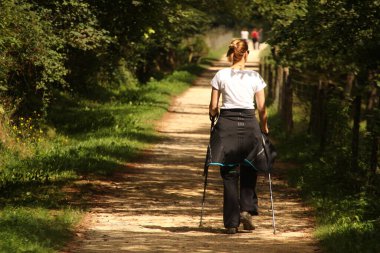 İnsanlar kırsalda yürüyüş yapıyor.