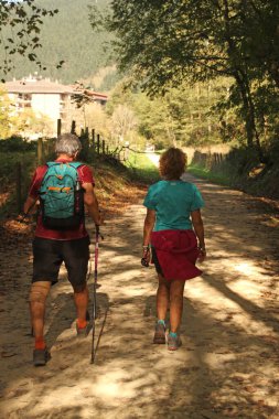 İnsanlar kırsalda yürüyüş yapıyor.