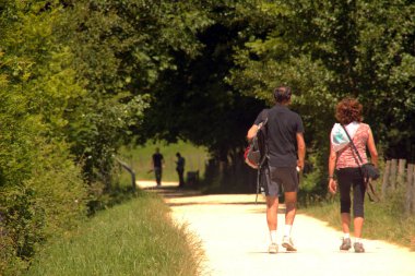 İnsanlar kırsalda yürüyüş yapıyor.
